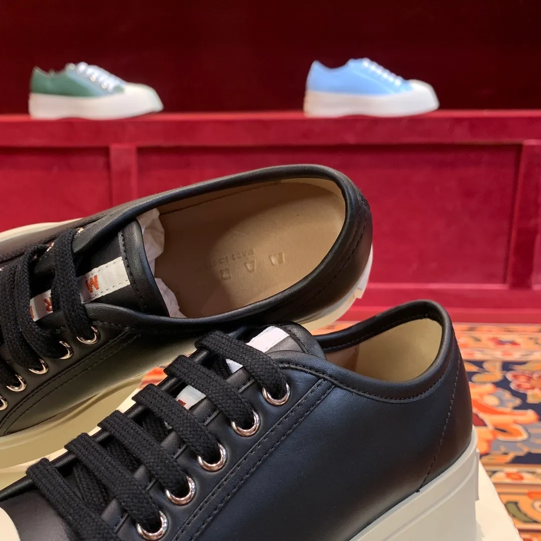 👟👟Ex-factory price 480👟👟 Marni Marni large-toe thick-soled Mary Jane shoes Marni is an independent designer brand from Italy. It has quickly become another big dark horse in the international fashion industry. Zhao Lusi and Song Zuer have the same Velcro large-toe shoes. It took 2 and a half months to purchase 5 pairs of originals, cut them open, open the bottom mold, decide on the materials, and tried again and again, and changed again and again. At present, the material, shape, lines, and outsole are almost the same as the original ones. Even the smell of cowhide is the same, so our shoes never put fragrance in them. The original cowhide smell is unique. 🐂Fabric: imported Bengal cowhide, matte and textured 🐂Inner: semi-matte cowhide, zero color difference 🐂Outsole: Original molded TU👟👟Ex-factory price➕👟👟Ex-factory price U foam 🪄Number of codes: 35 36 37 38 39 40